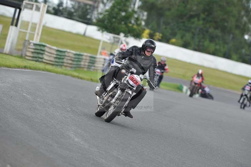 Mallory park Leicestershire;Mallory park photographs;Motorcycle action photographs;classic bikes;event digital images;eventdigitalimages;mallory park;no limits trackday;peter wileman photography;vintage bikes;vintage motorcycles;vmcc festival 1000 bikes