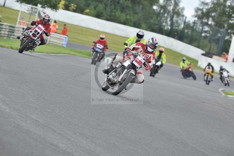 Mallory park Leicestershire;Mallory park photographs;Motorcycle action photographs;classic bikes;event digital images;eventdigitalimages;mallory park;no limits trackday;peter wileman photography;vintage bikes;vintage motorcycles;vmcc festival 1000 bikes