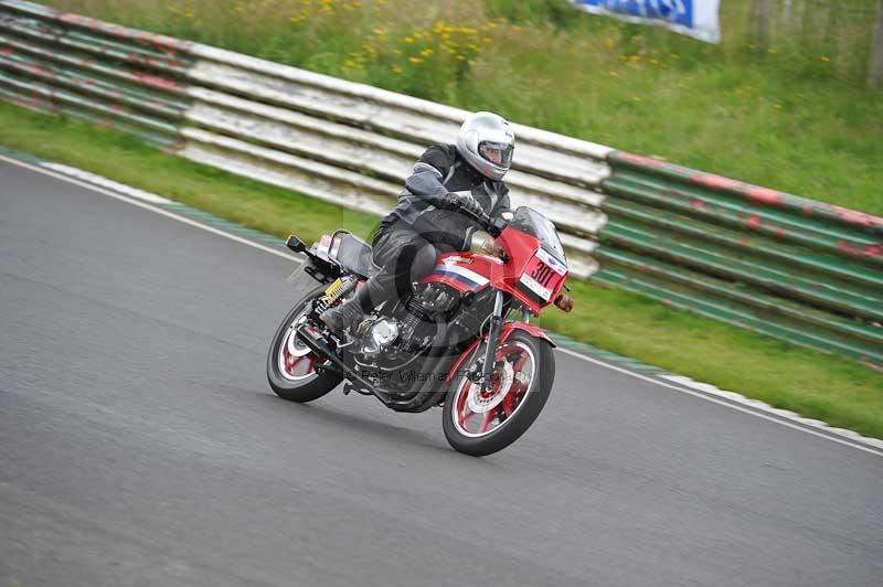 Mallory park Leicestershire;Mallory park photographs;Motorcycle action photographs;classic bikes;event digital images;eventdigitalimages;mallory park;no limits trackday;peter wileman photography;vintage bikes;vintage motorcycles;vmcc festival 1000 bikes