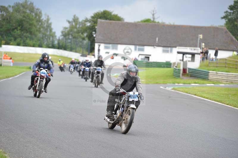 Mallory park Leicestershire;Mallory park photographs;Motorcycle action photographs;classic bikes;event digital images;eventdigitalimages;mallory park;no limits trackday;peter wileman photography;vintage bikes;vintage motorcycles;vmcc festival 1000 bikes