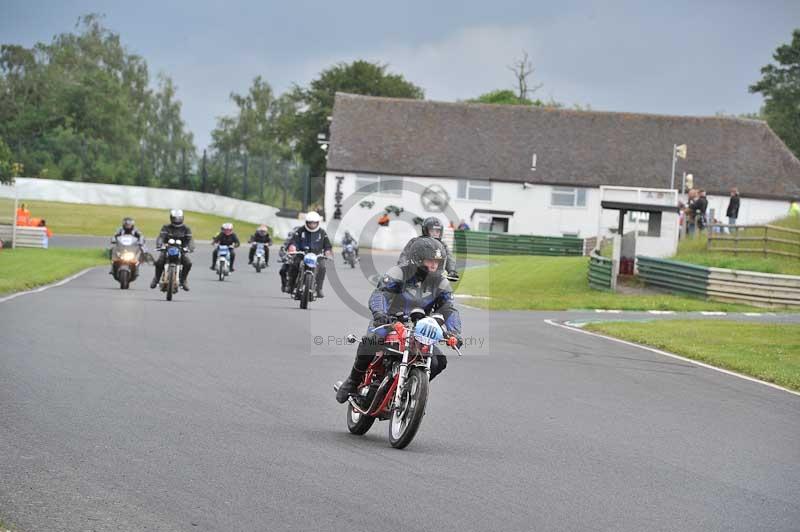 Mallory park Leicestershire;Mallory park photographs;Motorcycle action photographs;classic bikes;event digital images;eventdigitalimages;mallory park;no limits trackday;peter wileman photography;vintage bikes;vintage motorcycles;vmcc festival 1000 bikes