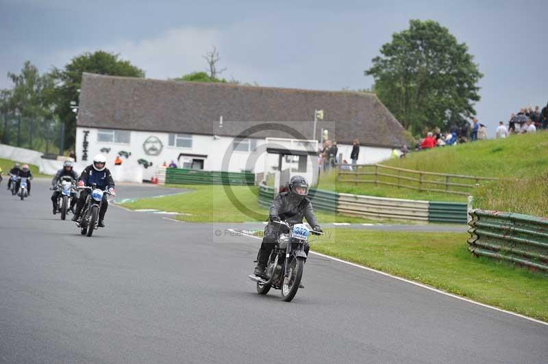 Mallory park Leicestershire;Mallory park photographs;Motorcycle action photographs;classic bikes;event digital images;eventdigitalimages;mallory park;no limits trackday;peter wileman photography;vintage bikes;vintage motorcycles;vmcc festival 1000 bikes