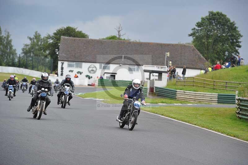 Mallory park Leicestershire;Mallory park photographs;Motorcycle action photographs;classic bikes;event digital images;eventdigitalimages;mallory park;no limits trackday;peter wileman photography;vintage bikes;vintage motorcycles;vmcc festival 1000 bikes