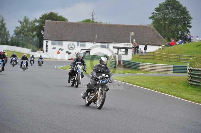 Mallory park Leicestershire;Mallory park photographs;Motorcycle action photographs;classic bikes;event digital images;eventdigitalimages;mallory park;no limits trackday;peter wileman photography;vintage bikes;vintage motorcycles;vmcc festival 1000 bikes