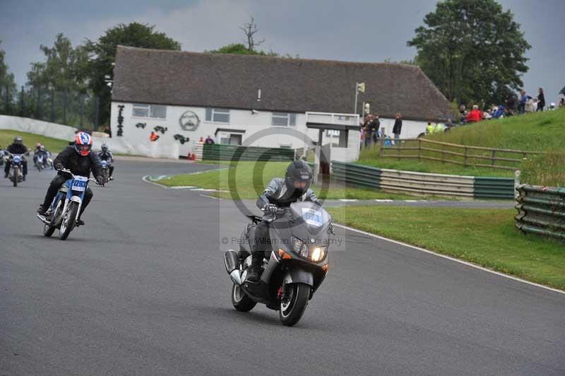 Mallory park Leicestershire;Mallory park photographs;Motorcycle action photographs;classic bikes;event digital images;eventdigitalimages;mallory park;no limits trackday;peter wileman photography;vintage bikes;vintage motorcycles;vmcc festival 1000 bikes