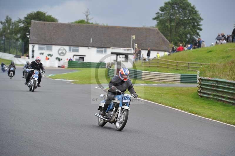 Mallory park Leicestershire;Mallory park photographs;Motorcycle action photographs;classic bikes;event digital images;eventdigitalimages;mallory park;no limits trackday;peter wileman photography;vintage bikes;vintage motorcycles;vmcc festival 1000 bikes