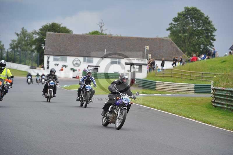 Mallory park Leicestershire;Mallory park photographs;Motorcycle action photographs;classic bikes;event digital images;eventdigitalimages;mallory park;no limits trackday;peter wileman photography;vintage bikes;vintage motorcycles;vmcc festival 1000 bikes