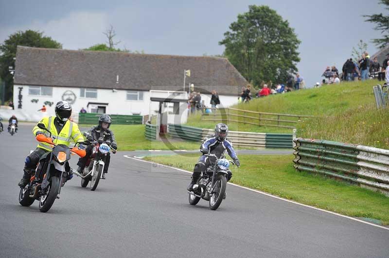 Mallory park Leicestershire;Mallory park photographs;Motorcycle action photographs;classic bikes;event digital images;eventdigitalimages;mallory park;no limits trackday;peter wileman photography;vintage bikes;vintage motorcycles;vmcc festival 1000 bikes