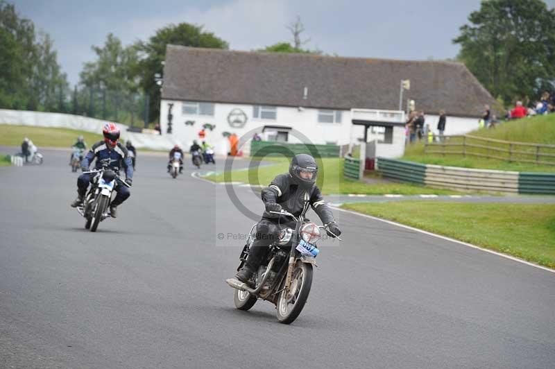Mallory park Leicestershire;Mallory park photographs;Motorcycle action photographs;classic bikes;event digital images;eventdigitalimages;mallory park;no limits trackday;peter wileman photography;vintage bikes;vintage motorcycles;vmcc festival 1000 bikes