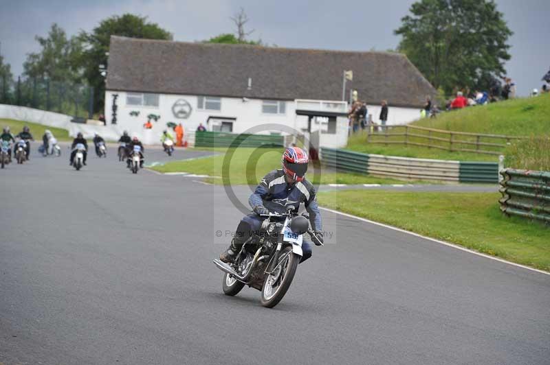 Mallory park Leicestershire;Mallory park photographs;Motorcycle action photographs;classic bikes;event digital images;eventdigitalimages;mallory park;no limits trackday;peter wileman photography;vintage bikes;vintage motorcycles;vmcc festival 1000 bikes