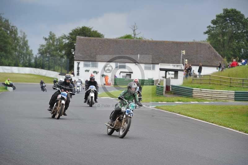 Mallory park Leicestershire;Mallory park photographs;Motorcycle action photographs;classic bikes;event digital images;eventdigitalimages;mallory park;no limits trackday;peter wileman photography;vintage bikes;vintage motorcycles;vmcc festival 1000 bikes