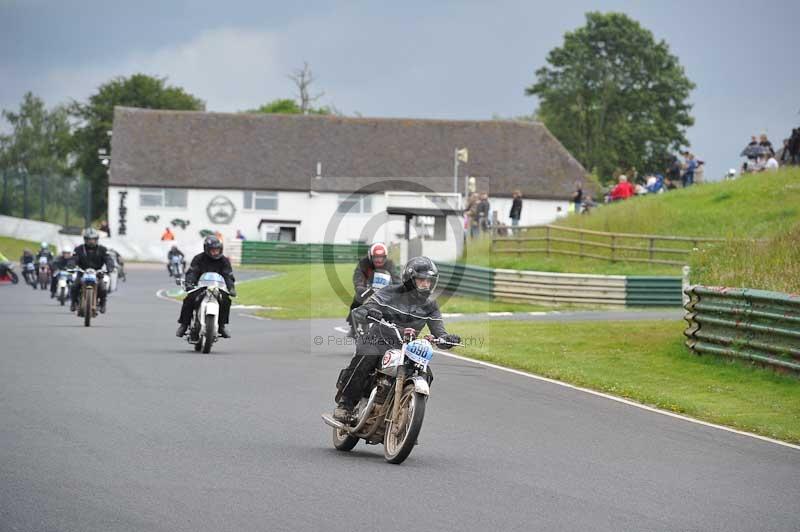 Mallory park Leicestershire;Mallory park photographs;Motorcycle action photographs;classic bikes;event digital images;eventdigitalimages;mallory park;no limits trackday;peter wileman photography;vintage bikes;vintage motorcycles;vmcc festival 1000 bikes