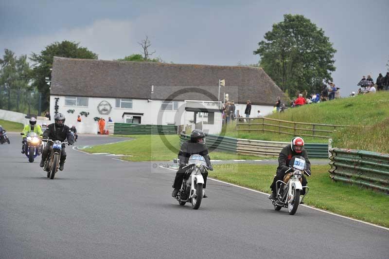 Mallory park Leicestershire;Mallory park photographs;Motorcycle action photographs;classic bikes;event digital images;eventdigitalimages;mallory park;no limits trackday;peter wileman photography;vintage bikes;vintage motorcycles;vmcc festival 1000 bikes