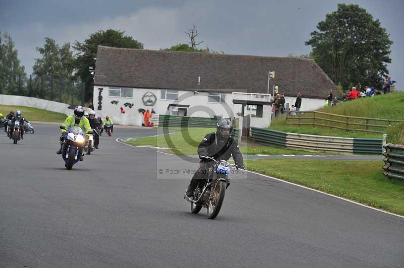 Mallory park Leicestershire;Mallory park photographs;Motorcycle action photographs;classic bikes;event digital images;eventdigitalimages;mallory park;no limits trackday;peter wileman photography;vintage bikes;vintage motorcycles;vmcc festival 1000 bikes
