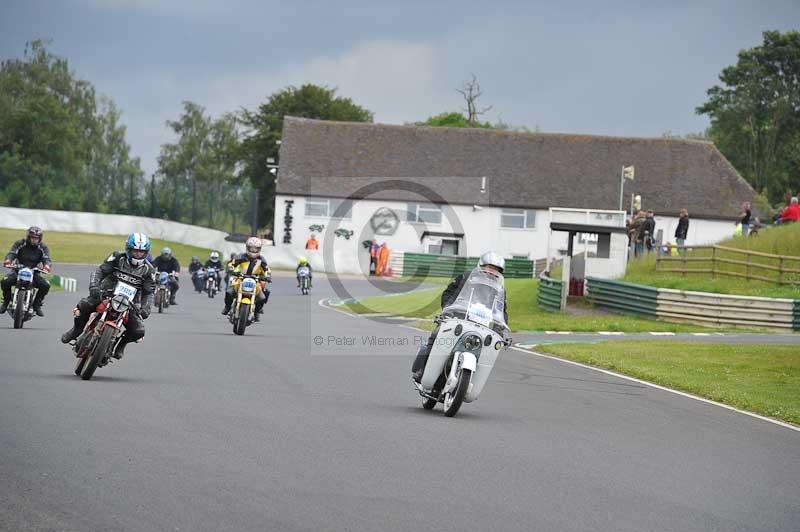 Mallory park Leicestershire;Mallory park photographs;Motorcycle action photographs;classic bikes;event digital images;eventdigitalimages;mallory park;no limits trackday;peter wileman photography;vintage bikes;vintage motorcycles;vmcc festival 1000 bikes