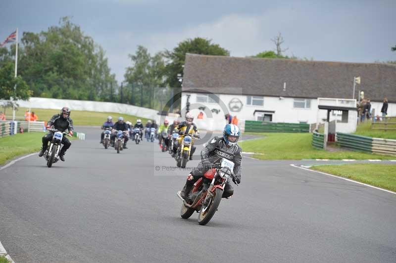 Mallory park Leicestershire;Mallory park photographs;Motorcycle action photographs;classic bikes;event digital images;eventdigitalimages;mallory park;no limits trackday;peter wileman photography;vintage bikes;vintage motorcycles;vmcc festival 1000 bikes