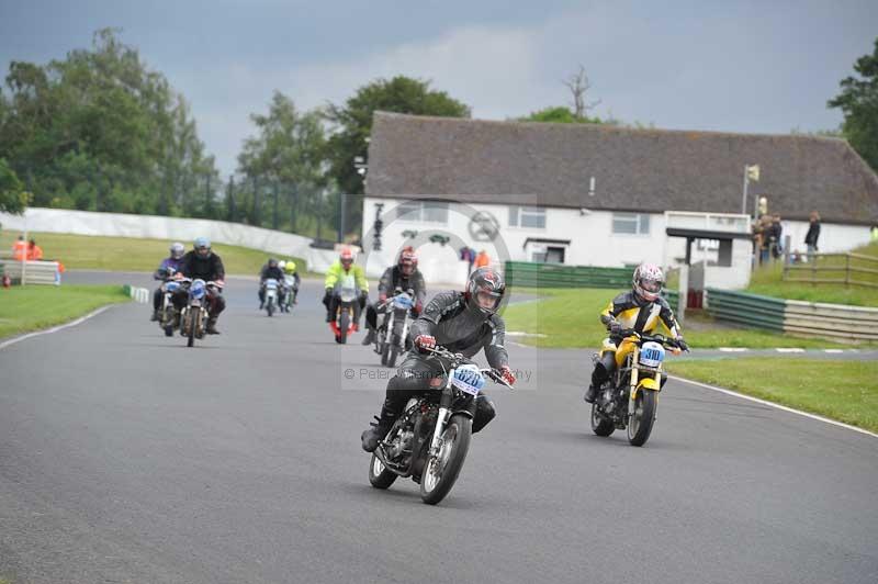 Mallory park Leicestershire;Mallory park photographs;Motorcycle action photographs;classic bikes;event digital images;eventdigitalimages;mallory park;no limits trackday;peter wileman photography;vintage bikes;vintage motorcycles;vmcc festival 1000 bikes