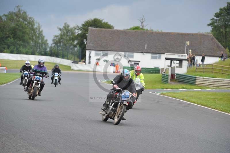 Mallory park Leicestershire;Mallory park photographs;Motorcycle action photographs;classic bikes;event digital images;eventdigitalimages;mallory park;no limits trackday;peter wileman photography;vintage bikes;vintage motorcycles;vmcc festival 1000 bikes