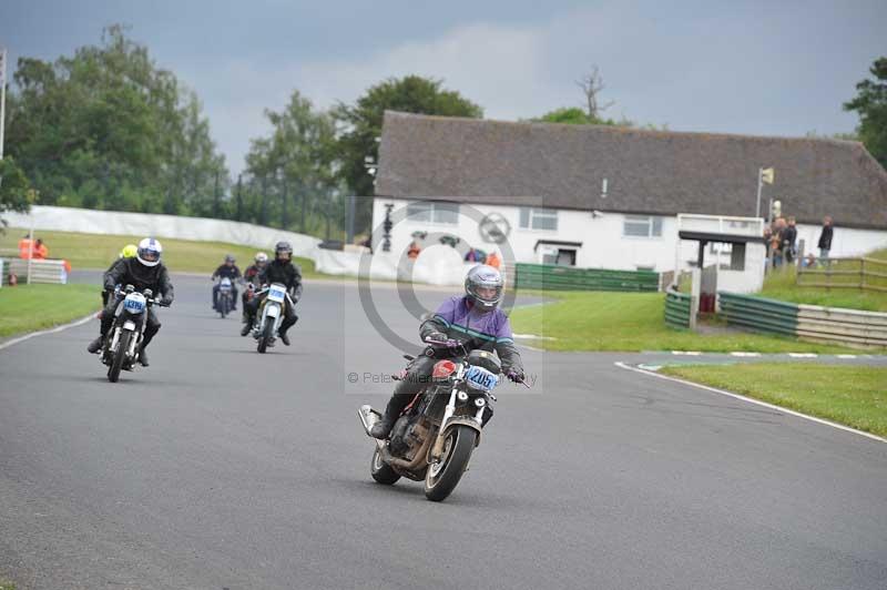 Mallory park Leicestershire;Mallory park photographs;Motorcycle action photographs;classic bikes;event digital images;eventdigitalimages;mallory park;no limits trackday;peter wileman photography;vintage bikes;vintage motorcycles;vmcc festival 1000 bikes