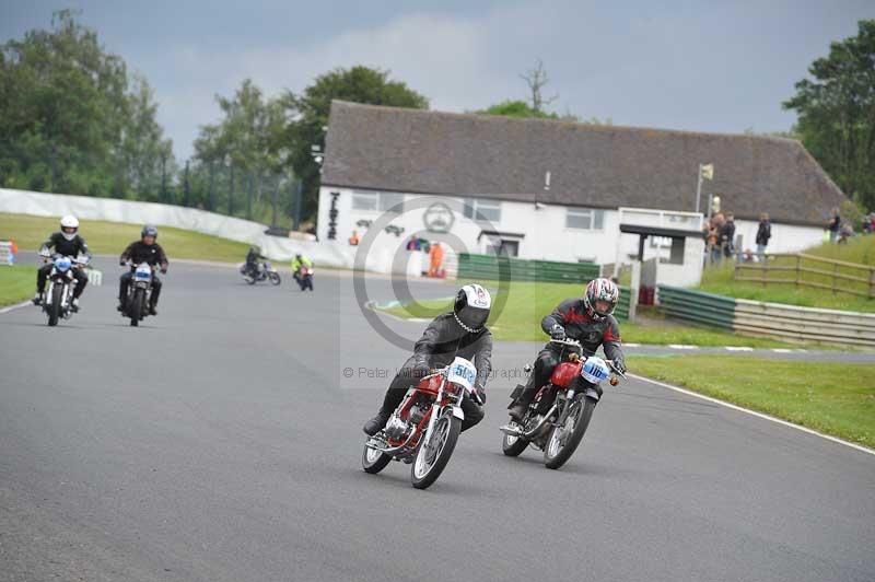 Mallory park Leicestershire;Mallory park photographs;Motorcycle action photographs;classic bikes;event digital images;eventdigitalimages;mallory park;no limits trackday;peter wileman photography;vintage bikes;vintage motorcycles;vmcc festival 1000 bikes