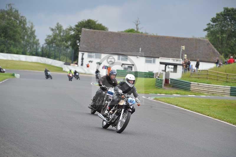 Mallory park Leicestershire;Mallory park photographs;Motorcycle action photographs;classic bikes;event digital images;eventdigitalimages;mallory park;no limits trackday;peter wileman photography;vintage bikes;vintage motorcycles;vmcc festival 1000 bikes