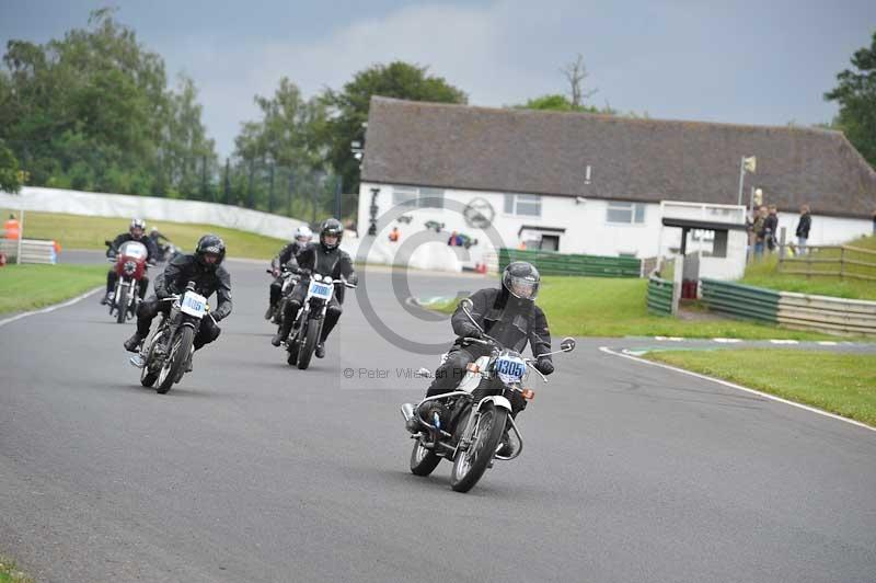 Mallory park Leicestershire;Mallory park photographs;Motorcycle action photographs;classic bikes;event digital images;eventdigitalimages;mallory park;no limits trackday;peter wileman photography;vintage bikes;vintage motorcycles;vmcc festival 1000 bikes