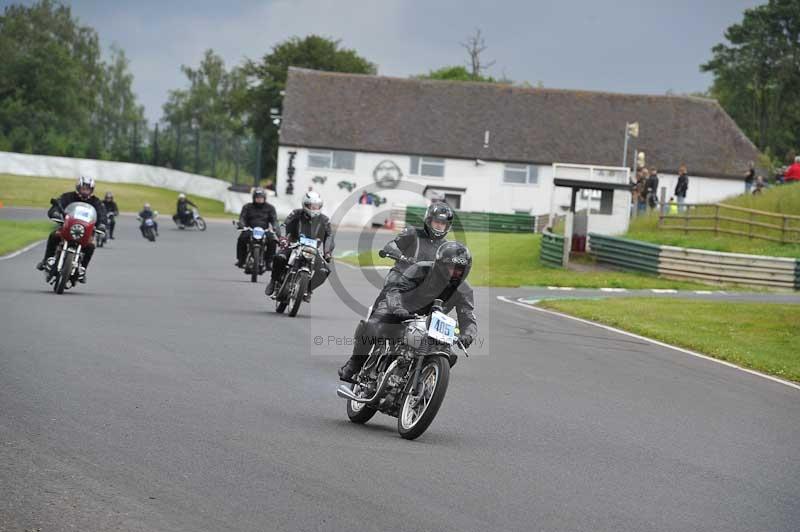 Mallory park Leicestershire;Mallory park photographs;Motorcycle action photographs;classic bikes;event digital images;eventdigitalimages;mallory park;no limits trackday;peter wileman photography;vintage bikes;vintage motorcycles;vmcc festival 1000 bikes