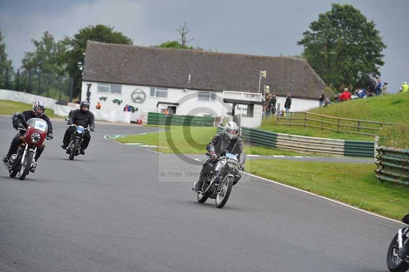 Mallory park Leicestershire;Mallory park photographs;Motorcycle action photographs;classic bikes;event digital images;eventdigitalimages;mallory park;no limits trackday;peter wileman photography;vintage bikes;vintage motorcycles;vmcc festival 1000 bikes