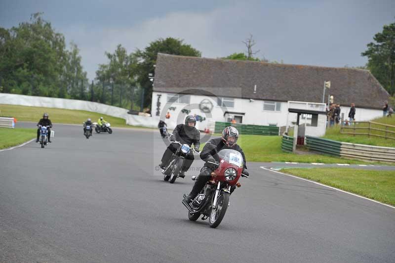Mallory park Leicestershire;Mallory park photographs;Motorcycle action photographs;classic bikes;event digital images;eventdigitalimages;mallory park;no limits trackday;peter wileman photography;vintage bikes;vintage motorcycles;vmcc festival 1000 bikes
