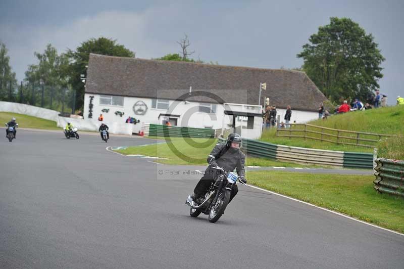 Mallory park Leicestershire;Mallory park photographs;Motorcycle action photographs;classic bikes;event digital images;eventdigitalimages;mallory park;no limits trackday;peter wileman photography;vintage bikes;vintage motorcycles;vmcc festival 1000 bikes