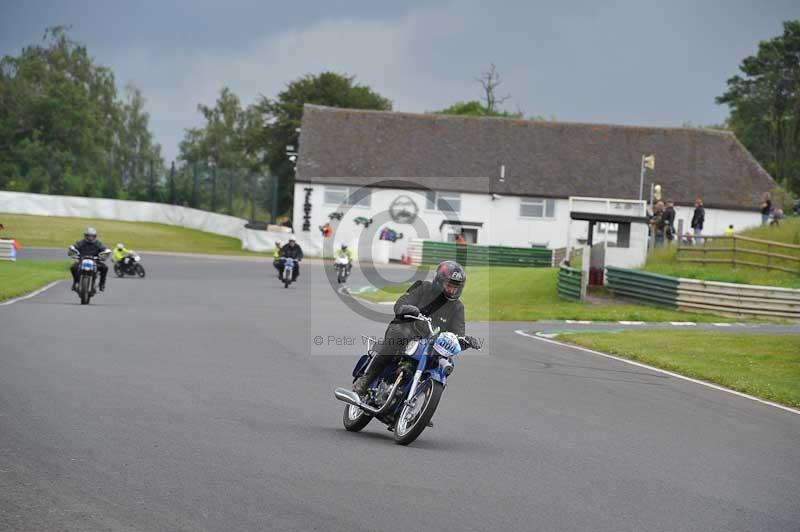 Mallory park Leicestershire;Mallory park photographs;Motorcycle action photographs;classic bikes;event digital images;eventdigitalimages;mallory park;no limits trackday;peter wileman photography;vintage bikes;vintage motorcycles;vmcc festival 1000 bikes