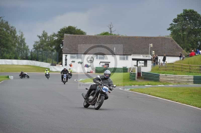 Mallory park Leicestershire;Mallory park photographs;Motorcycle action photographs;classic bikes;event digital images;eventdigitalimages;mallory park;no limits trackday;peter wileman photography;vintage bikes;vintage motorcycles;vmcc festival 1000 bikes