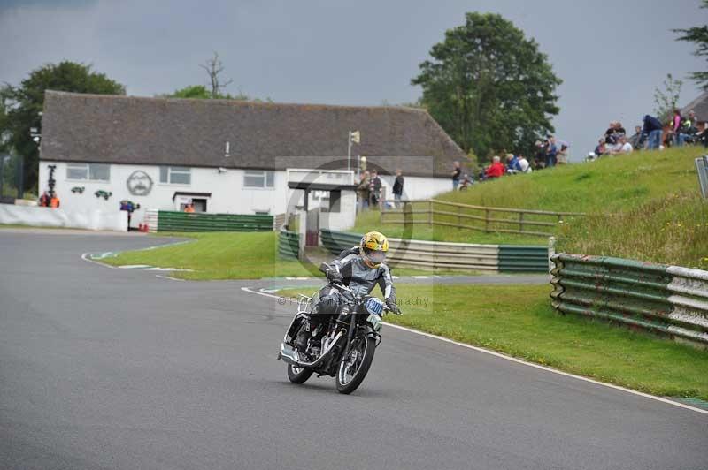 Mallory park Leicestershire;Mallory park photographs;Motorcycle action photographs;classic bikes;event digital images;eventdigitalimages;mallory park;no limits trackday;peter wileman photography;vintage bikes;vintage motorcycles;vmcc festival 1000 bikes
