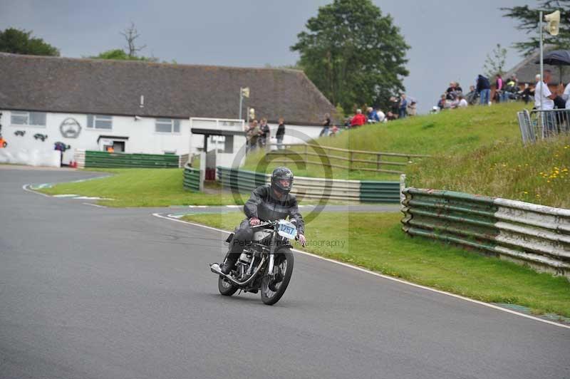 Mallory park Leicestershire;Mallory park photographs;Motorcycle action photographs;classic bikes;event digital images;eventdigitalimages;mallory park;no limits trackday;peter wileman photography;vintage bikes;vintage motorcycles;vmcc festival 1000 bikes