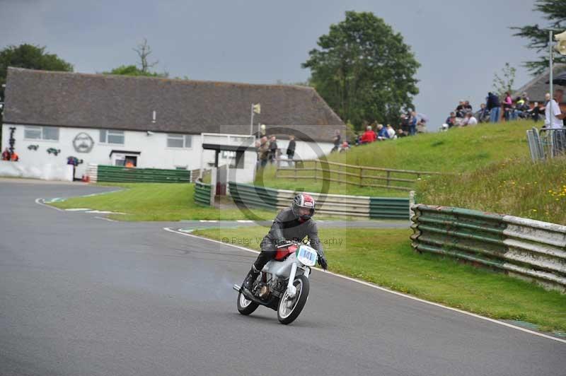 Mallory park Leicestershire;Mallory park photographs;Motorcycle action photographs;classic bikes;event digital images;eventdigitalimages;mallory park;no limits trackday;peter wileman photography;vintage bikes;vintage motorcycles;vmcc festival 1000 bikes