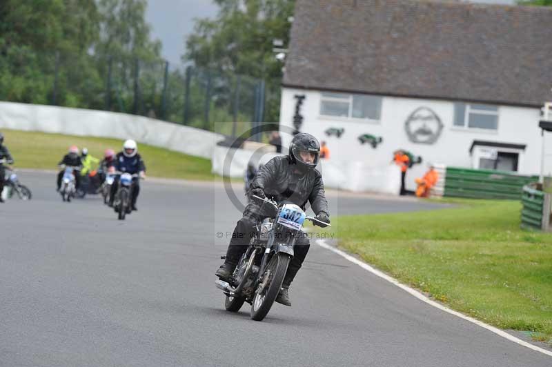 Mallory park Leicestershire;Mallory park photographs;Motorcycle action photographs;classic bikes;event digital images;eventdigitalimages;mallory park;no limits trackday;peter wileman photography;vintage bikes;vintage motorcycles;vmcc festival 1000 bikes