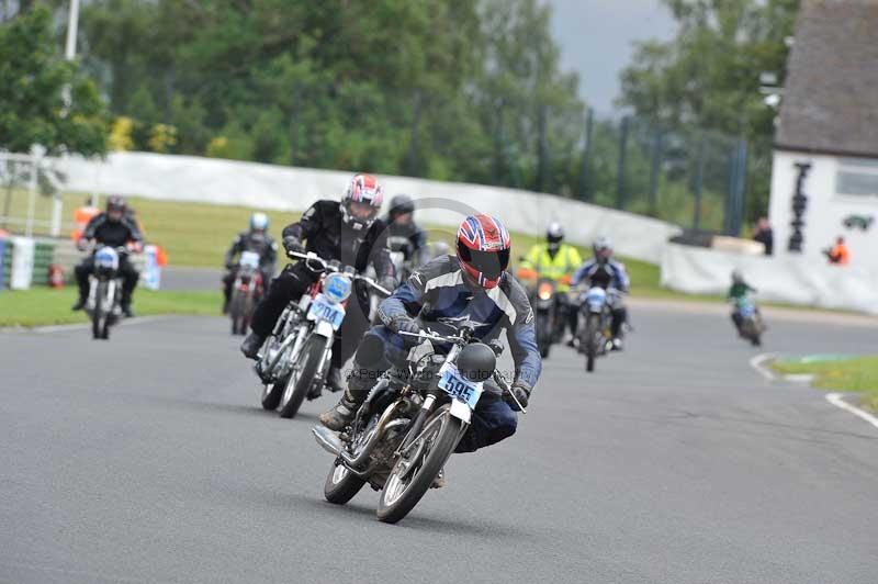 Mallory park Leicestershire;Mallory park photographs;Motorcycle action photographs;classic bikes;event digital images;eventdigitalimages;mallory park;no limits trackday;peter wileman photography;vintage bikes;vintage motorcycles;vmcc festival 1000 bikes