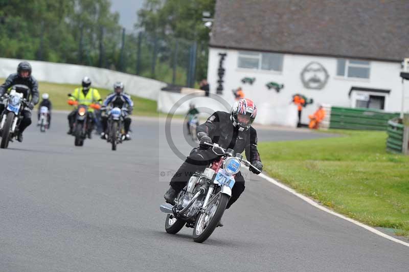 Mallory park Leicestershire;Mallory park photographs;Motorcycle action photographs;classic bikes;event digital images;eventdigitalimages;mallory park;no limits trackday;peter wileman photography;vintage bikes;vintage motorcycles;vmcc festival 1000 bikes