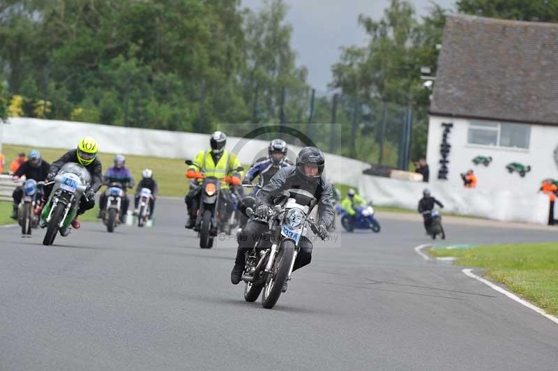 Mallory park Leicestershire;Mallory park photographs;Motorcycle action photographs;classic bikes;event digital images;eventdigitalimages;mallory park;no limits trackday;peter wileman photography;vintage bikes;vintage motorcycles;vmcc festival 1000 bikes