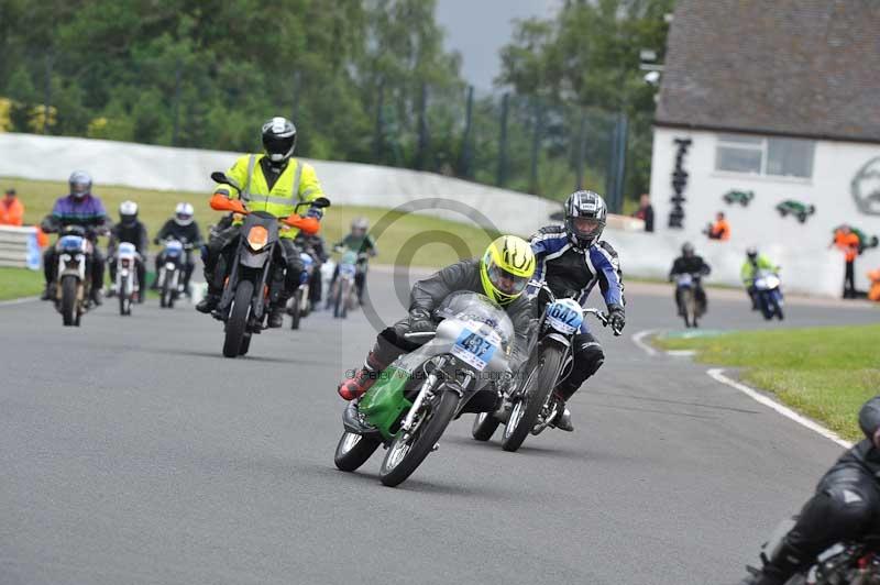 Mallory park Leicestershire;Mallory park photographs;Motorcycle action photographs;classic bikes;event digital images;eventdigitalimages;mallory park;no limits trackday;peter wileman photography;vintage bikes;vintage motorcycles;vmcc festival 1000 bikes