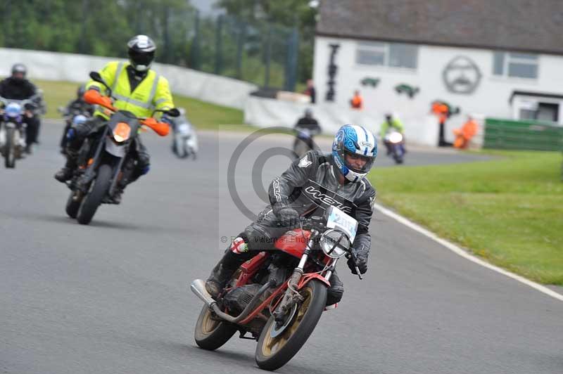 Mallory park Leicestershire;Mallory park photographs;Motorcycle action photographs;classic bikes;event digital images;eventdigitalimages;mallory park;no limits trackday;peter wileman photography;vintage bikes;vintage motorcycles;vmcc festival 1000 bikes