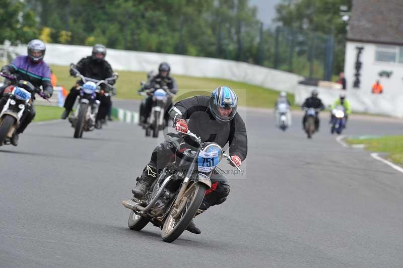 Mallory park Leicestershire;Mallory park photographs;Motorcycle action photographs;classic bikes;event digital images;eventdigitalimages;mallory park;no limits trackday;peter wileman photography;vintage bikes;vintage motorcycles;vmcc festival 1000 bikes