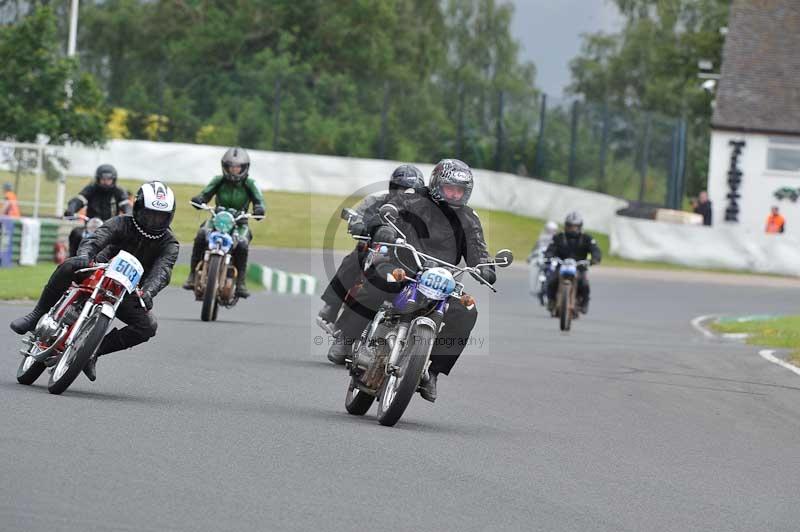 Mallory park Leicestershire;Mallory park photographs;Motorcycle action photographs;classic bikes;event digital images;eventdigitalimages;mallory park;no limits trackday;peter wileman photography;vintage bikes;vintage motorcycles;vmcc festival 1000 bikes
