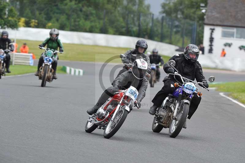 Mallory park Leicestershire;Mallory park photographs;Motorcycle action photographs;classic bikes;event digital images;eventdigitalimages;mallory park;no limits trackday;peter wileman photography;vintage bikes;vintage motorcycles;vmcc festival 1000 bikes