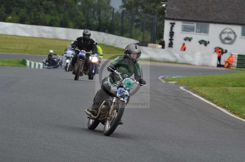 Mallory park Leicestershire;Mallory park photographs;Motorcycle action photographs;classic bikes;event digital images;eventdigitalimages;mallory park;no limits trackday;peter wileman photography;vintage bikes;vintage motorcycles;vmcc festival 1000 bikes