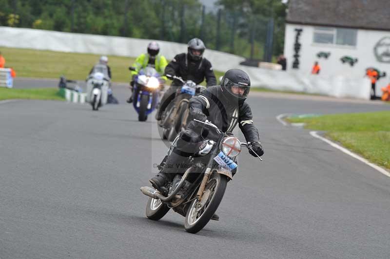 Mallory park Leicestershire;Mallory park photographs;Motorcycle action photographs;classic bikes;event digital images;eventdigitalimages;mallory park;no limits trackday;peter wileman photography;vintage bikes;vintage motorcycles;vmcc festival 1000 bikes