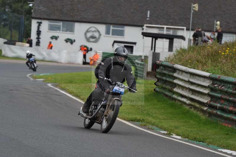 Mallory park Leicestershire;Mallory park photographs;Motorcycle action photographs;classic bikes;event digital images;eventdigitalimages;mallory park;no limits trackday;peter wileman photography;vintage bikes;vintage motorcycles;vmcc festival 1000 bikes