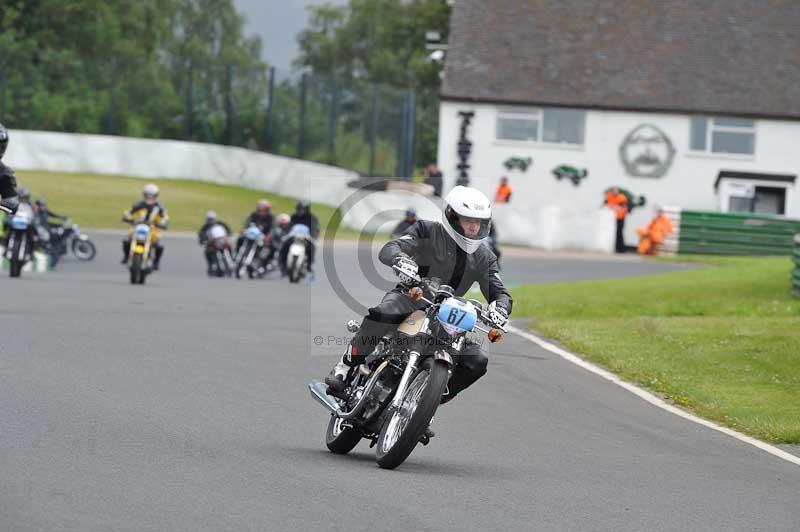 Mallory park Leicestershire;Mallory park photographs;Motorcycle action photographs;classic bikes;event digital images;eventdigitalimages;mallory park;no limits trackday;peter wileman photography;vintage bikes;vintage motorcycles;vmcc festival 1000 bikes