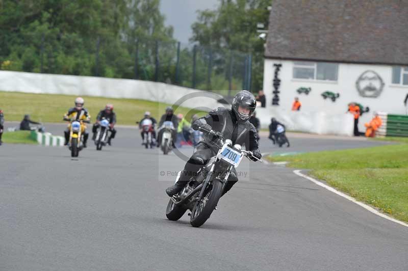 Mallory park Leicestershire;Mallory park photographs;Motorcycle action photographs;classic bikes;event digital images;eventdigitalimages;mallory park;no limits trackday;peter wileman photography;vintage bikes;vintage motorcycles;vmcc festival 1000 bikes