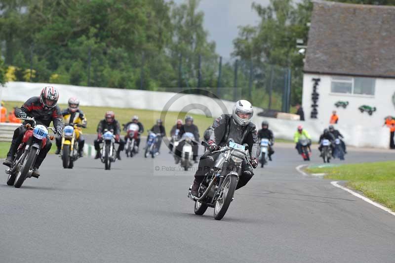 Mallory park Leicestershire;Mallory park photographs;Motorcycle action photographs;classic bikes;event digital images;eventdigitalimages;mallory park;no limits trackday;peter wileman photography;vintage bikes;vintage motorcycles;vmcc festival 1000 bikes